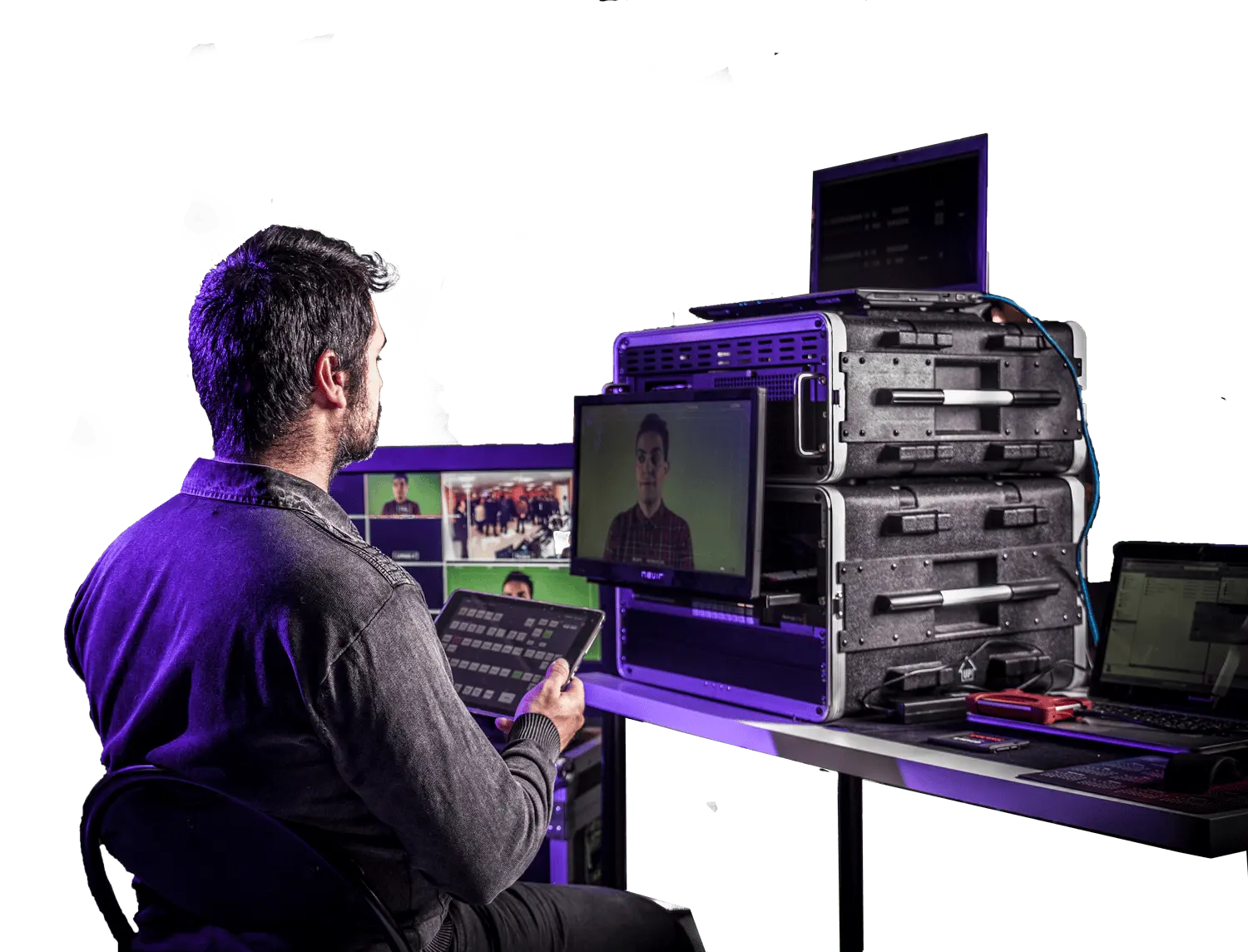 Técnico de DC Streaming en la mesa de realización durante un evento en directo