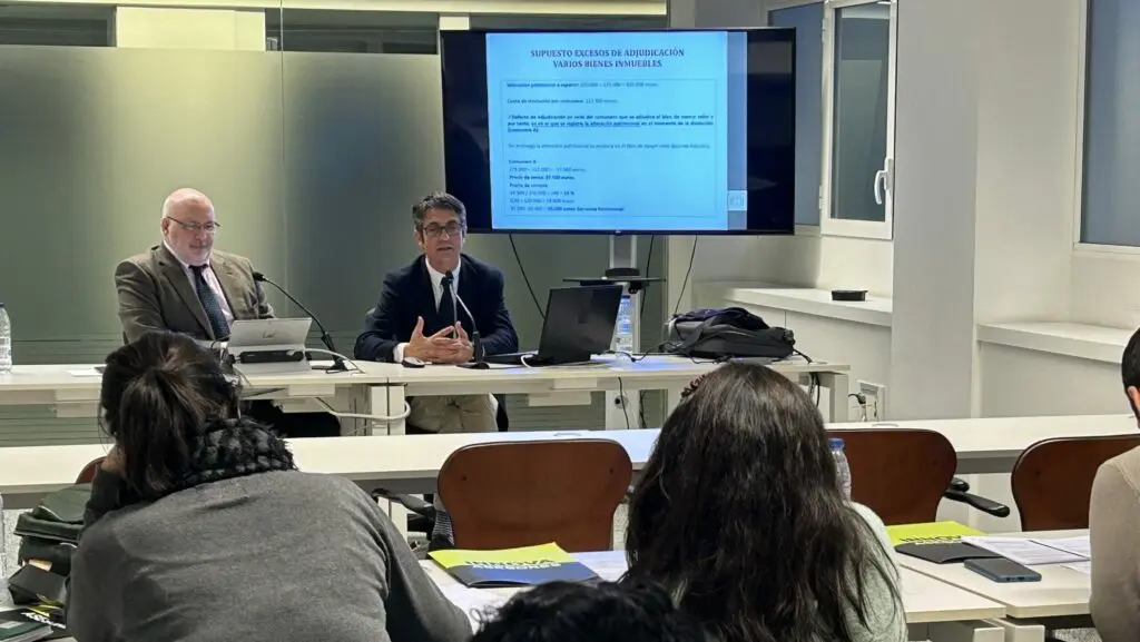 Jornada formativa en sala retransmitida en streaming, con ponentes y presentación en pantalla