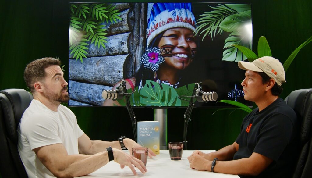 Grabación de podcast profesional con fondo personalizable en Alicante